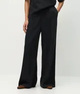 Pantalón wide leg de corte recto y holgado, color gris oscuro, con cintura elástica y costura central vertical en el frente. Confeccionado en una mezcla de poliéster y algodón.