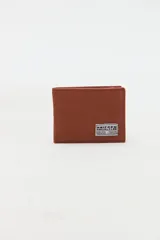 Billetera de canvas de algodón color marrón, con compartimentos internos y detalle de etiqueta bordada con el logo "Uniform Social Club" en el frente.