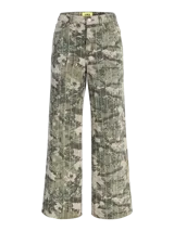 Pantalón de tiro alto, corte recto y amplio, confeccionado en sarga resistente con un estampado all-over camuflado en tonos verde militar y beige, con líneas verticales de pespuntes claros. Cuenta con cierre de cremallera y bolsillos delanteros y traseros.