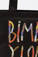 Bolso mini de diseño compacto confeccionado en nylon, con asa de mano y cierre de cremallera. Presenta el logo de la marca bordado en la parte frontal con hilos de colores.