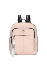 Mochila acolchada color rosa pálido con ribetes negros. Presenta un bolsillo frontal con texto estampado en tono más claro que dice "enjoy today". Las correas de los hombros son negras con texto repetido en blanco. Incluye un llavero desmontable con hebilla de plástico.