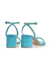 Sandalia negra con estampado de piel de serpiente, con dos tiras finas sobre el pie, pulsera al tobillo con hebilla y taco cuadrado mediano.