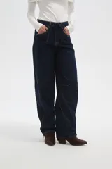 Pantalon tipo jean de corte barrel, con cintura media, bolsillos laterales y cierre con cordón ajustable en la cintura.
