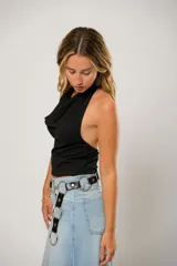 Top de cuello volcado, confeccionado en tela de punto suave, con diseño sin mangas y ajuste al cuerpo.