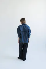 Camisa negra de manga larga con canesú estampado con diseño floral, cuello camisero y cierre frontal con botones.