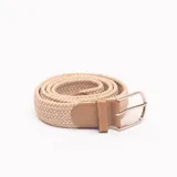 Cinturón beige trenzado con hebilla metálica plateada y apliques de cuero sintético marrón.
