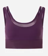 Top deportivo de microfibra color violeta con diseño de doble bretel y detalle de superposición con tul en el escote. Incluye copas removibles para mayor soporte.
