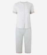 Conjunto de pijama gris claro melange, compuesto por una blusa de manga corta con botones y un pantalón capri con cintura elástica. Ambas prendas tienen detalles de encaje rosa.