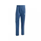 Pantalón deportivo Adidas de corte recto, color azul con las icónicas tres tiras blancas laterales y logo del trébol bordado en la pierna. Cuenta con cintura elástica y cierre en los tobillos.