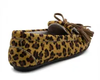 Mocasín de mujer con estampado de leopardo, confeccionado en cuero, con detalle de flecos y lazos de cuero marrón en el empeine.