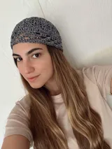 Gorro tipo casquete tejido a mano en crochet con hilo de algodón y lurex.