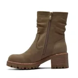 Bota de caña media confeccionada en cuero, con diseño de efecto arrugado en la parte superior y detalle de tira con botón a presión. Cuenta con taco cuadrado de altura media y suela track dentada.