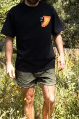 Remera negra de algodón con calce regular y estampado pequeño en el pecho.