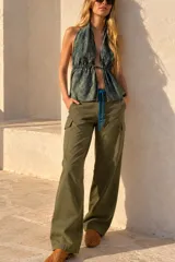 Pantalón cargo verde oliva confeccionado en tejido liviano, de corte holgado y recto. Cuenta con bolsillos laterales con tapa en las piernas y cintura con cordón ajustable en contraste.