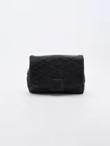 Bandolera acolchada color negro con diseño capitoné en rombos, solapa frontal con cierre magnético y correa de cadena metálica.