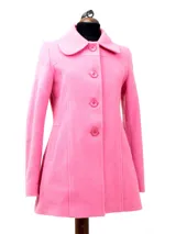 Abrigo rojo de lana con cuello amplio, solapas grandes, cierre con dos botones y bolsillos laterales.