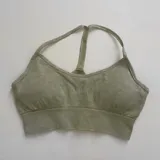 Top deportivo celeste con espalda estilo nadador y banda elástica en el bajo busto.