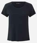 Remera deportiva de microfibra color blanco, con cuello redondo, mangas cortas y paneles laterales con perforaciones para mayor ventilación.