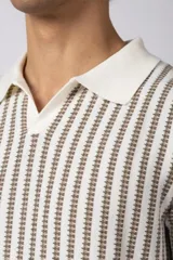 Chomba de tejido de punto con diseño de rayas verticales en tonos beige y marrón, cuello polo y mangas cortas con terminación acanalada.