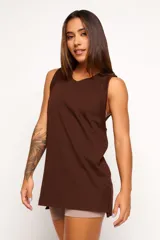 Musculosa de algodón con corte amplio, cuello redondo y sisas laterales amplias que permiten mayor libertad de movimiento.