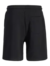 Bermuda deportiva negra de calce relajado, con cintura elástica ajustable mediante cordón, bolsillos laterales y costuras frontales en relieve. Presenta un pequeño estampado de texto en la pierna izquierda.