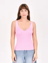 Musculosa de tejido de punto acanalado en color rosa claro, con escote en V y breteles anchos.