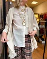 Camisa blanca de diseño liso con cuello mao y un bolsillo delantero decorado con detalles en broderie.