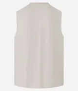 Musculosa básica para hombre de corte recto y cuello redondo, confeccionada en tejido de algodón. Presenta un diseño liso con un pequeño tag decorativo en el bajo.