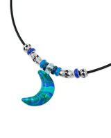 Collar con cordón de cuero negro, cuentas plateadas y azules, y dije de luna creciente con diseño marmoleado en tonos azul y verde.