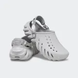 Zuecos Crocs modelo Echo Clog, color gris, de diseño futurista con aberturas de ventilación, suela esculpida y correa ajustable en el talón.