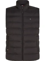 Chaleco negro acolchado con cuello alto y cierre de cremallera. Cuenta con dos bolsillos laterales y logo de Tommy Hilfiger bordado en el pecho.
