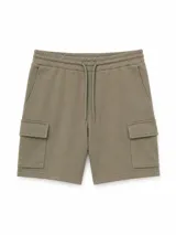 Bermuda cargo de color verde militar, confeccionada en tejido de felpa, con cintura elástica con cordón ajustable y bolsillos laterales con solapa.