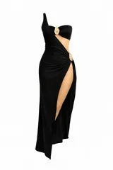 Vestido largo negro de diseño asimétrico con un solo hombro. Presenta detalles de herrajes dorados en el escote y en la cintura, con una abertura lateral profunda en la falda que aporta movimiento y estiliza la silueta.