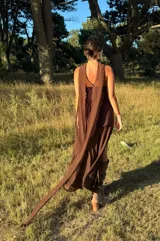 Vestido marrón con base de crepé asimétrico y capa de gasa, incluye chal o corbatín a juego.