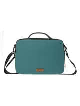 Maletín porta laptop de diseño rectangular en color verde azulado, fabricado en poliéster reciclado resistente al agua. Cuenta con asa superior, correa ajustable y removible, cierre principal impermeable y bolsillo trasero con cierre. Incluye compartimento interior para laptop de hasta 16 pulgadas y detalle de parche con logo de la marca en la parte frontal.