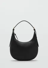 Bolso de hombro tipo hobo con diseño de media luna, confeccionado en material efecto piel. Cuenta con cierre de cremallera, forro interior y asa ajustable con hebillas laterales.