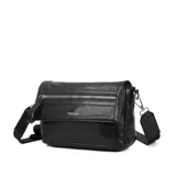 Bandolera negra de cuero sintético con correa ajustable, bolsillo frontal con cierre y organizadores internos.