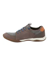 Championes urbanos Hush Puppies modelo Space, con diseño combinado en cuero marrón y paneles de tejido gris. Presentan cordones azules, suela de goma antideslizante y entresuela de EVA para mayor amortiguación.