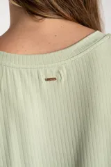 Remera de cuello redondo y manga corta, confeccionada en tejido de viscosa acanalado con un calce suave y liviano.