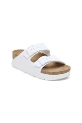 Sandalias Birkenstock Arizona Platform, color blanco, con dos correas ajustables con hebilla y plantilla anatómica de corcho y látex.