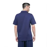 Polo de hombre color negro, manga corta, con cuello y tapeta de dos botones. Presenta el logo Puma Cat en blanco en el pecho izquierdo.