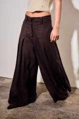 Pantalón wide leg marrón de tiro alto, confeccionado en mezcla de viscosa y lino, con pinzas delanteras y bolsillos laterales.