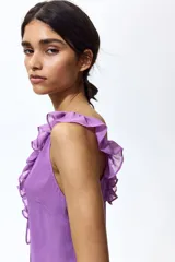 Vestido midi color lila, de corte recto, con escote en V profundo decorado con volados y tiras finas para anudar.