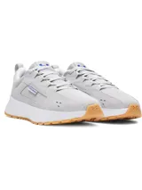 Championes Under Armour modelo Street Mirage, color gris con detalles en blanco y suela de goma color caramelo. Presentan una parte superior de malla transpirable con superposiciones de gamuza, entresuela de EVA acolchada y cierre de cordones estándar.