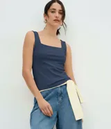 Blusa verde militar sin mangas, confeccionada en poliamida, con escote cuadrado delantero y trasero, y tirantes medianos.