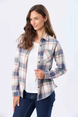 Camisa de viyela a cuadros en tonos rosado, beige y gris, de manga larga, con cuello camisero, cierre frontal de botones y un bolsillo aplicado en el pecho.