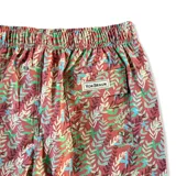 Short de baño con estampado botánico de hojas en tonos rojizos y azulados. Cuenta con cintura elástica con cordón ajustable, tres bolsillos y malla interior.