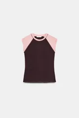 Camiseta de corte ajustado con diseño de mangas tipo raglán en color rosado y cuerpo en color marrón oscuro. Presenta cuello redondo y bajo recto.