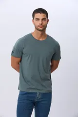 Remera lisa de manga corta y cuello redondo, color gris oscuro, de calce cómodo con pequeño logo bordado en el pecho.