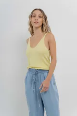 Top de punto con acabado brillante, de calce ajustado, con escote en V y breteles finos.